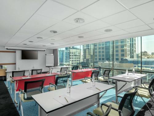 ibis Kuwait Salmiyaにあるテレビまたはエンターテインメントセンター