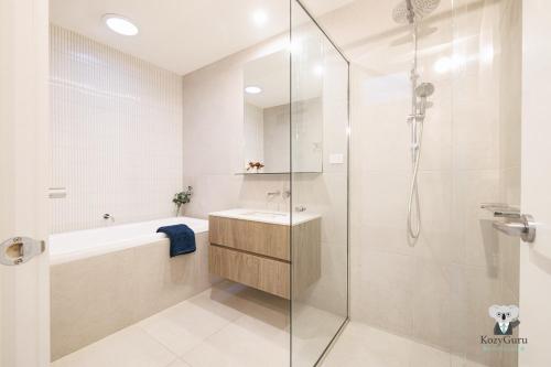 Ένα μπάνιο στο KozyGuru | Burwood East | Quiet & Stylish Retreat