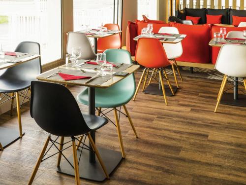 a restaurant with tables and chairs in a room at ibis Tarbes Odos in Odos