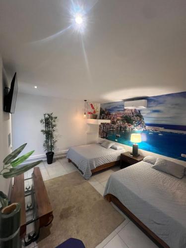 una camera da letto con due letti e un dipinto sul muro di VILLA NAPOLI a Santa Ana