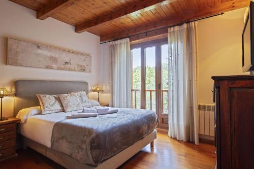 Кровать или кровати в номере Luderna - Apartamento con terraza Molières