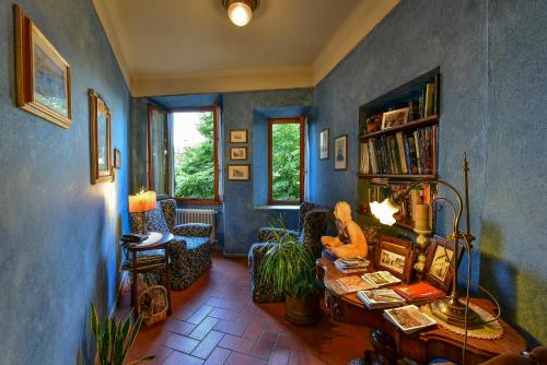 sala de estar con paredes azules y mesa en Bellavista Impruneta, en Impruneta