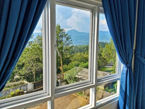 SawahにあるVilla Double Zeeの山の景色を望む開口窓