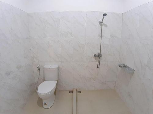 SawahにあるVilla Double Zeeのトイレとシャワー付きのバスルーム