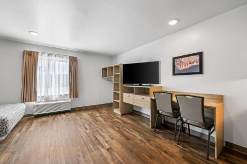 Μια τηλεόραση ή/και κέντρο ψυχαγωγίας στο WoodSpring Suites Winston-Salem near Hanes Mall