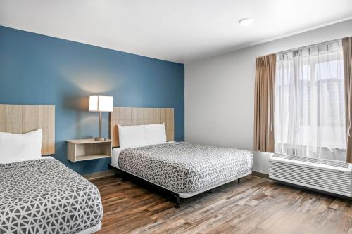 Ένα ή περισσότερα κρεβάτια σε δωμάτιο στο WoodSpring Suites Winston-Salem near Hanes Mall