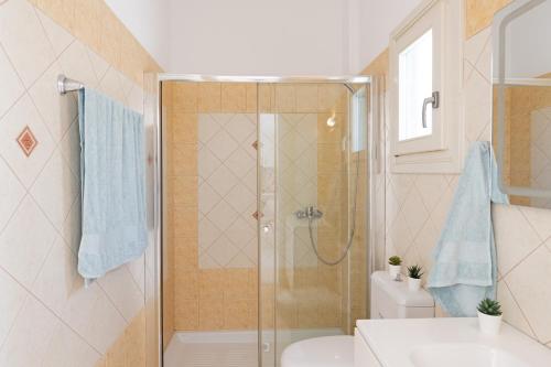 Ένα μπάνιο στο Chora Sea View Residence