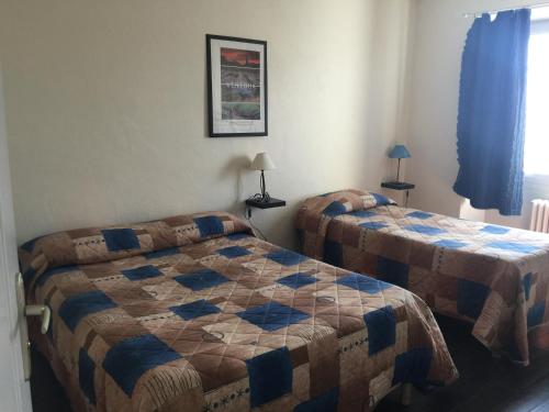a bedroom with two beds and two lamps in it at Le Signoret in Sault-de-Vaucluse