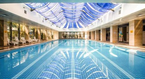 Hồ bơi trong/gần Hotel Ramada Plaza Hangzhou Xiaoshan