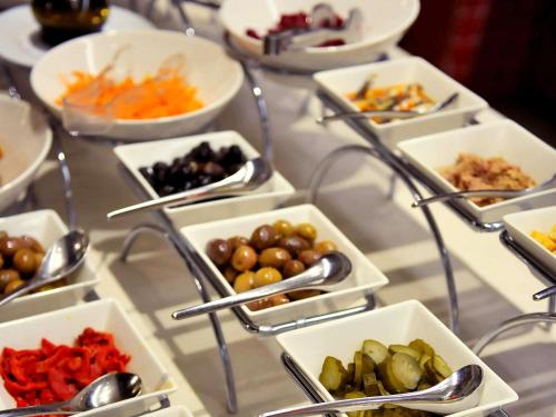 Comida en o cerca de este hotel