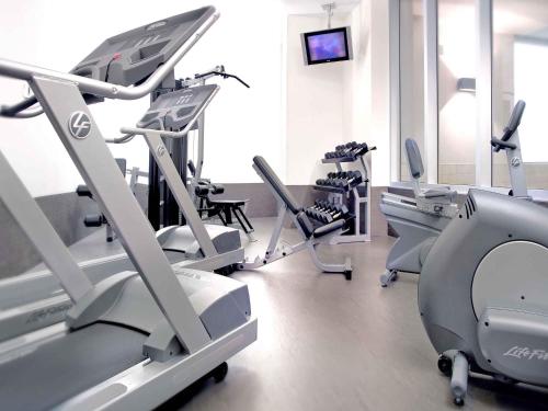 a gym with several treadmills and tread machines at Novotel Montréal Aéroport in Dorval