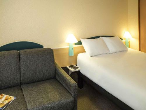 Ένα ή περισσότερα κρεβάτια σε δωμάτιο στο ibis Perpignan Nord Rivesaltes