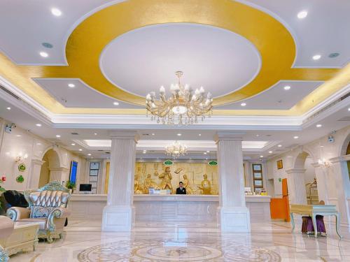 a large lobby with a chandelier on the ceiling at Vienna Hotel Jishou Qianzhou Ancient City Branch 
