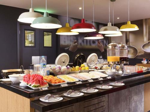a buffet line with a lot of food on at ibis Sao Jose dos Campos Colinas in São José dos Campos