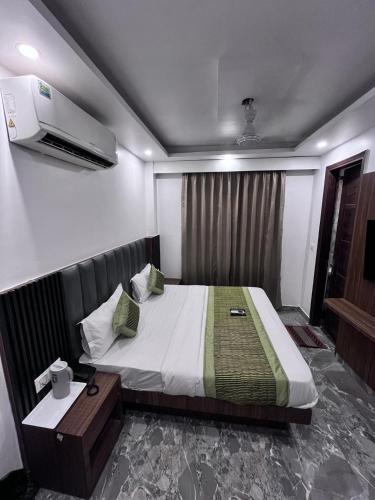 a bedroom with a bed in a room with at Hotel the haveliya-1 mint from new delhi railway station & connaught place in New Delhi