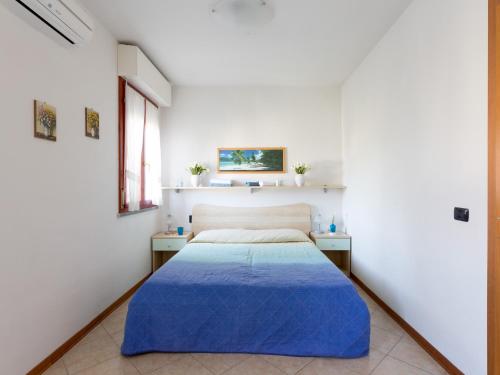 una camera con un letto e una coperta blu di Villa La Cavaliera a San Vincenzo