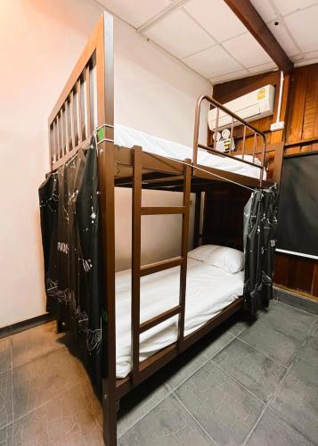 Ένα ή περισσότερα κρεβάτια σε δωμάτιο στο chill&dive hostel