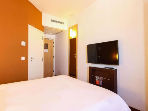 Télévision ou salle de divertissement dans l'établissement Ibis Tunis