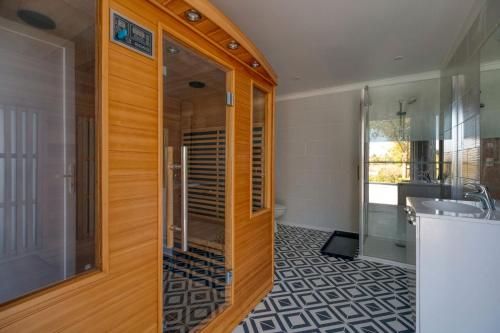 a bathroom with a shower and a sink at Villa Virginie gite 2 in Faudoas