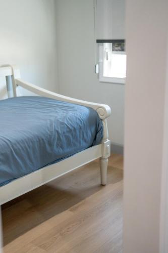 a bed in a white room with a mirror at Avanti in Santa Maria