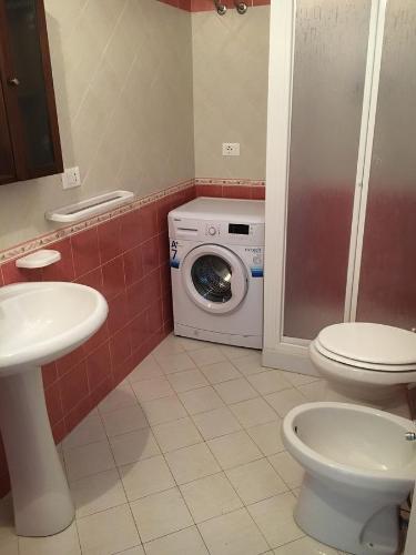 サン・ヴィート・ロ・カーポにあるLe case di Palmaのバスルーム(洗濯機、洗濯機付)