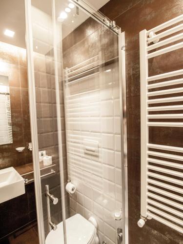 a bathroom with a toilet and a glass shower at Novecento in Anagni
