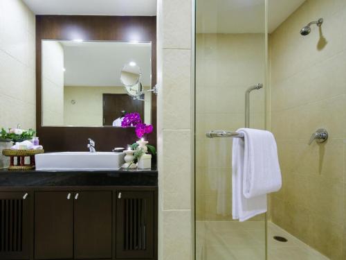 Grand Mercure Bangkok Asoke Residenceにあるバスルーム