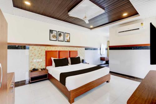 a bedroom with a large bed in a room at Hotel O Tirumala Hill View in Chandragiri