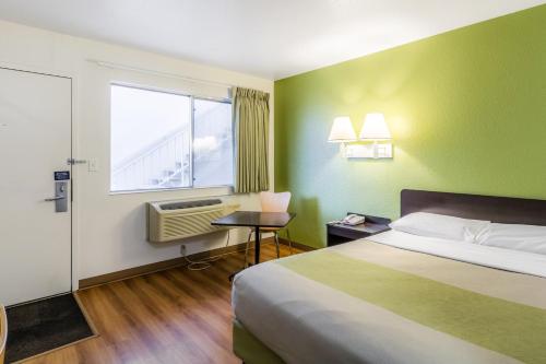 Кровать или кровати в номере Motel 6-Green Bay, WI