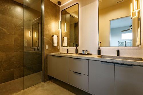 Vanguard by Fieldtrip 5 Bd Private Luxury with Infinity Pool Game Roomにあるバスルーム