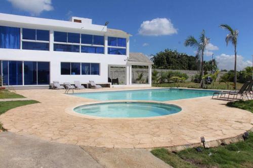 Imagen de la galería de Private Villa w Pool BBQ Up to 25Guests, en Pajarito