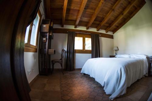 A bed or beds in a room at Hotel Mariñerune