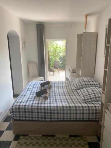 Ένα ή περισσότερα κρεβάτια σε δωμάτιο στο Charming garden apartment Lorettes