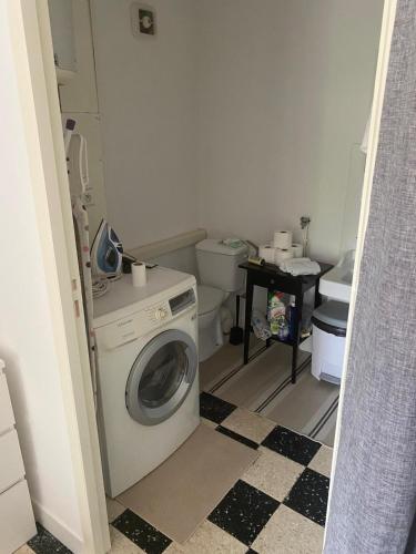 Ένα μπάνιο στο Charming garden apartment Lorettes