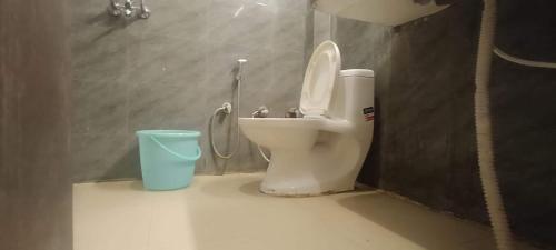 RāmpuraにあるHotel O Raj Ambessyのバスルーム(トイレ、青いバケツ付)