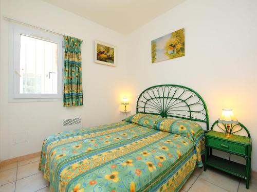 1 dormitorio con cama y ventana en Holiday Home Hacienda Beach II.3, en Cap d'Agde
