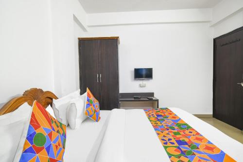 Postel nebo postele na pokoji v ubytování FabHotel The Krishnayan