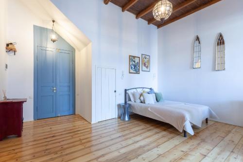 sypialnia z łóżkiem i niebieskimi drzwiami w obiekcie Saperavi Comfort Apartment, Aghmashenebeli Avenue w mieście Tbilisi City