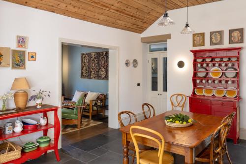 une cuisine et une salle à manger avec une table et des chaises en bois dans l'établissement Chester Cottage - Design Haven in Castlemaine, à Castlemaine