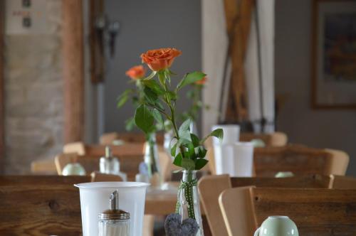 una rosa in un vaso su un tavolo di Pension Willibald a Bad Tölz
