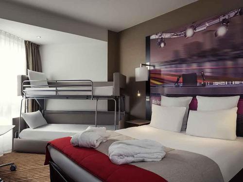 a hotel room with two beds with white sheets at Mercure Paris Boulogne in Boulogne-Billancourt