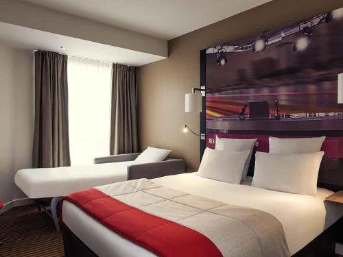 a hotel room with two beds and a window at Mercure Paris Boulogne in Boulogne-Billancourt