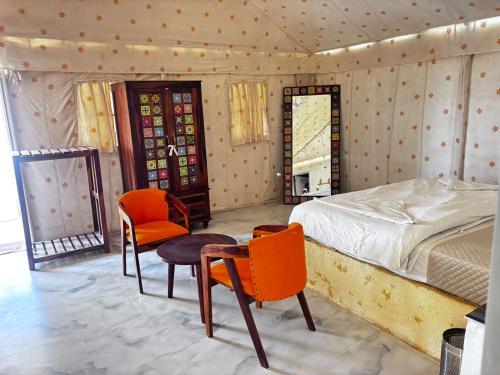 Giường trong phòng chung tại RAAM Kumbh LUXURY FAMILY Resort