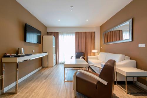 a living room with a white couch and a table at Sol Pelicanos Ocas in Benidorm