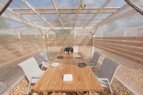 een houten tafel en stoelen in een tent bij Glamp Sora Furano in Nakafurano
