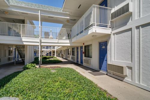 an empty courtyard of a building with a balcony at Motel 6-Schiller Park, IL - Chicago O'Hare in Rosemont