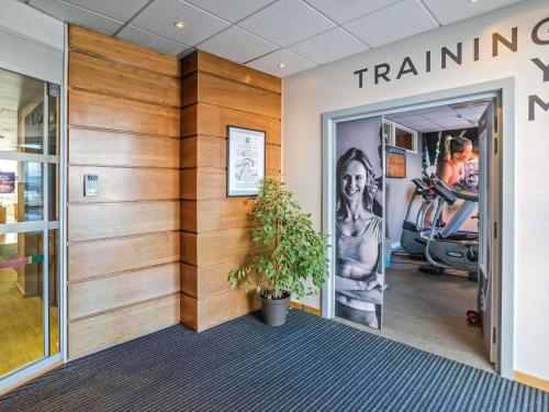 a hallway of a training room with a plant at ibis Styles Strasbourg Stade de la Meinau in Strasbourg