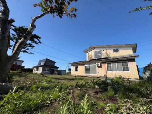 a house on top of a hill at 白樺 Shirakaba in Yuni