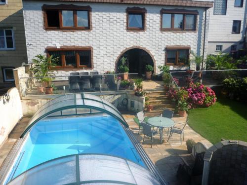 ein Haus mit einem Pool und einer Terrasse in der Unterkunft Haus Regina in Maria Taferl
