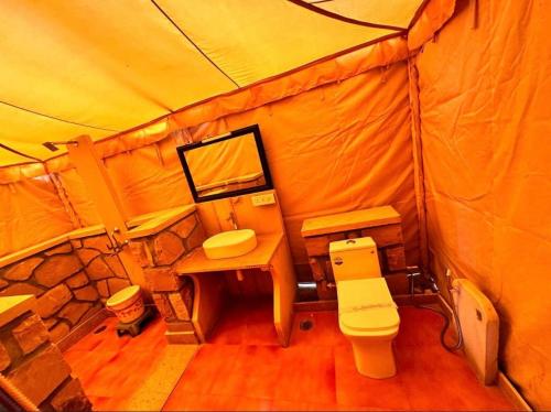 Koupelna v ubytování The Kumbh Resort